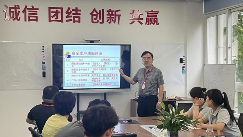 在翻译过程中，要注意语言规范，避免出现中式英语。以下是一些常见的中式英语表达：